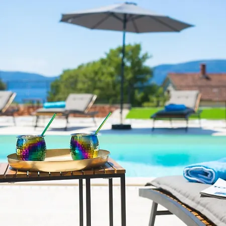 Villa Magnifica With Pool