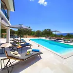 Magnifica With Pool Villa