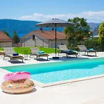 Villa Magnifica With Pool