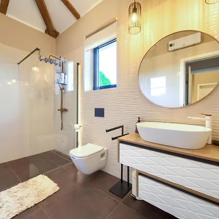 Magnifica With Pool Villa