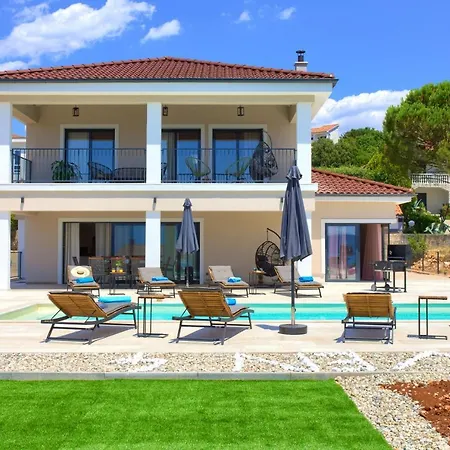 Magnifica With Pool Pinezići
