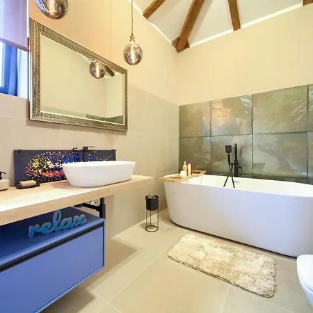 Villa Magnifica With Pool *