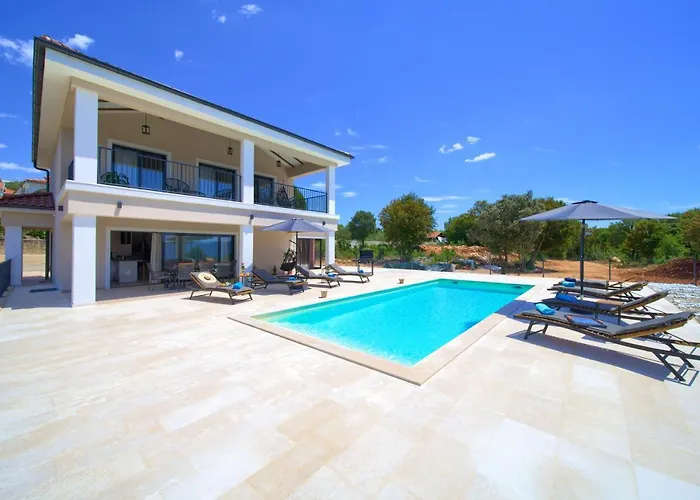 Magnifica With Pool * Pinezići