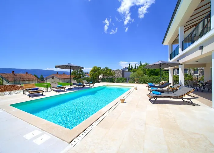 Magnifica With Pool * Pinezići