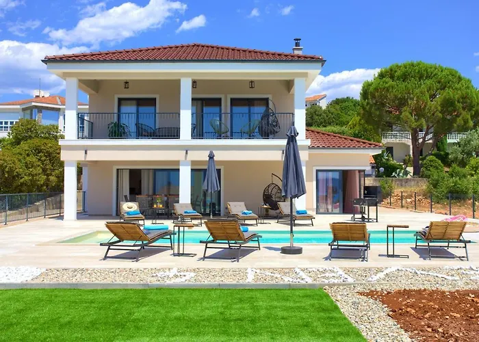 Magnifica With Pool Pinezići
