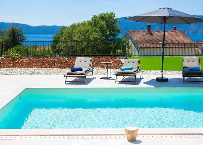 Magnifica With Pool Pinezići