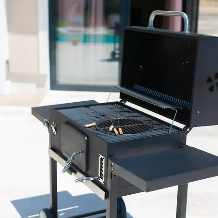 Magnifica With Pool Vila